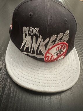 New York Yankees Script Logo Snapback Youth Hat - Black and Gray New Era